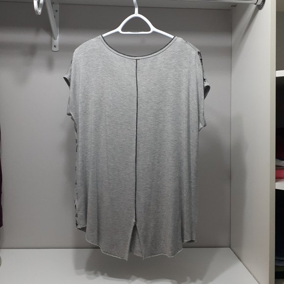 Top - Casual pull-on v-neck grey with black bicycle design - Picture 2 of 3